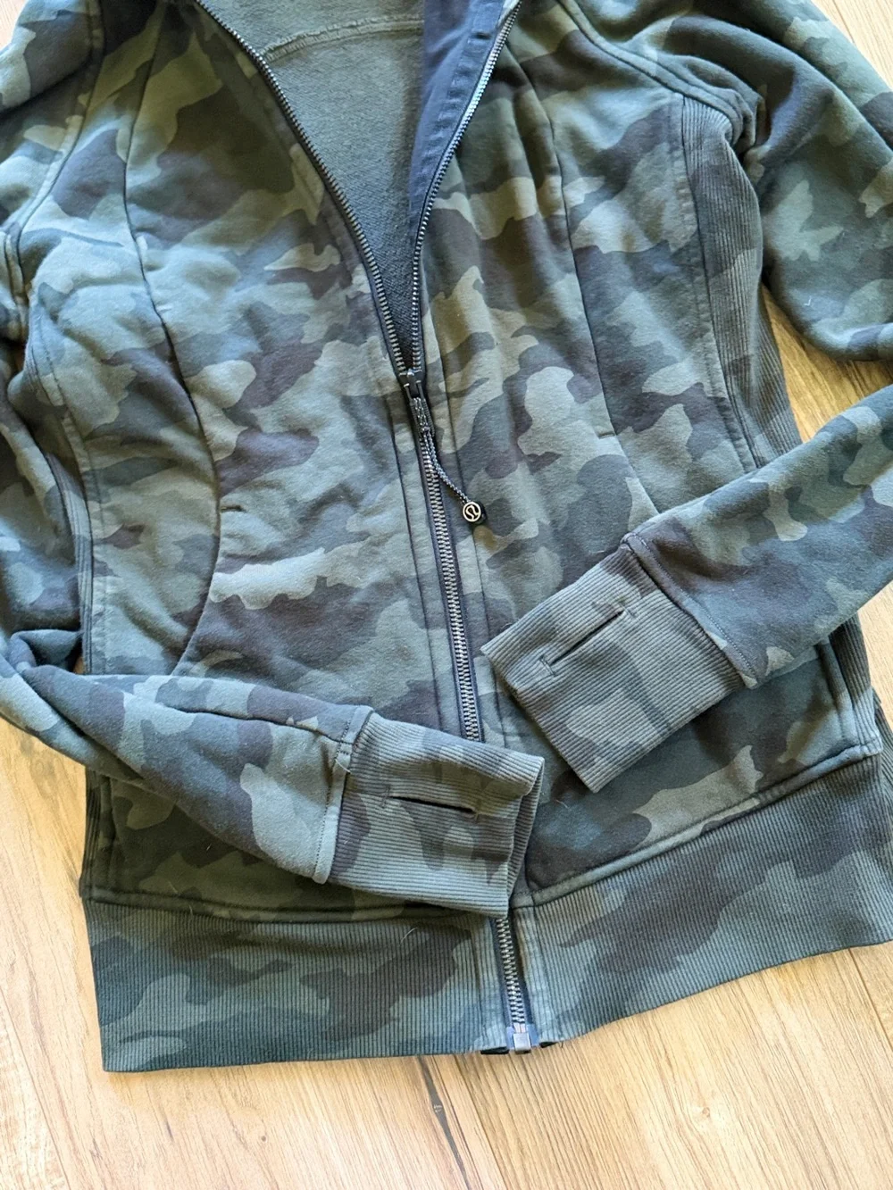 Lululemon Camo full-zip Scuba Hoodie – Size 6